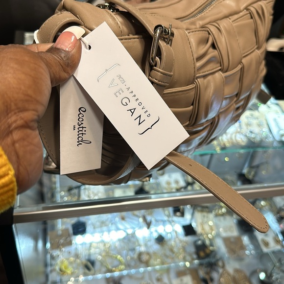 The Tan vegan Handbag weave in the front is solid in the back with a zipper - Picture 10 of 11